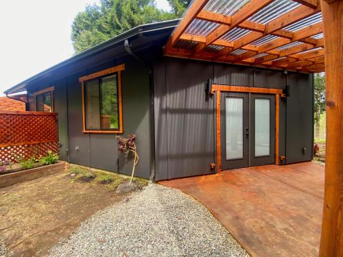 Modern home in country setting close to town — Arcata — photo 2