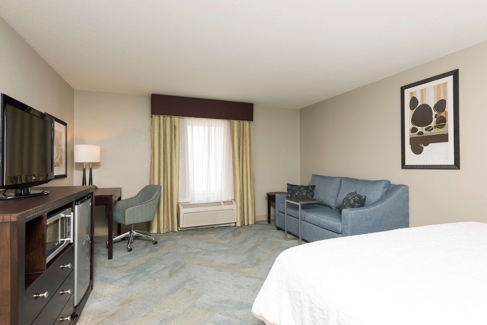 Hampton Inn Detroit Roseville - photo 13