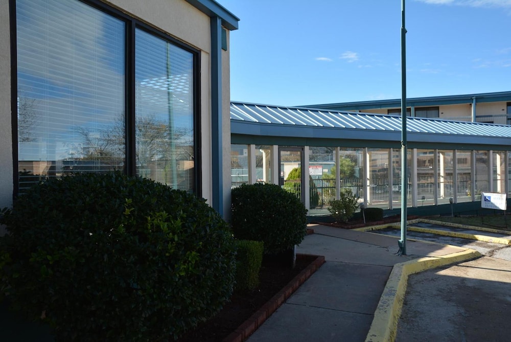 Lincoln Inn Express Hotel and Suites - photo 35