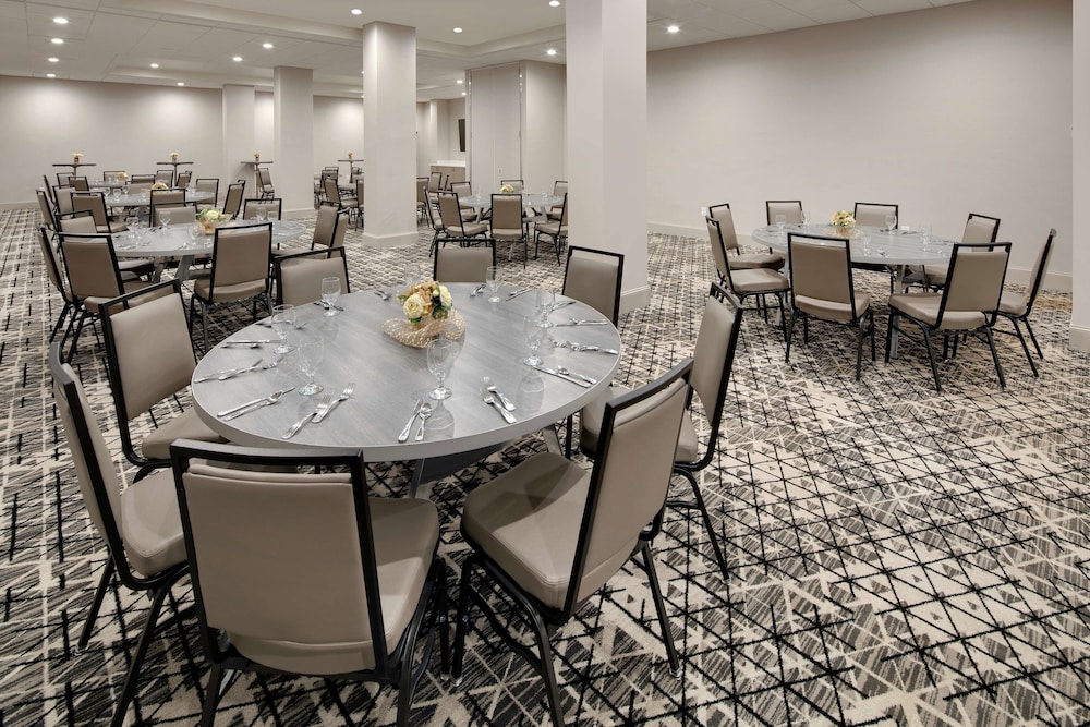 Embassy Suites by Hilton Atlanta Perimeter Center - photo 44
