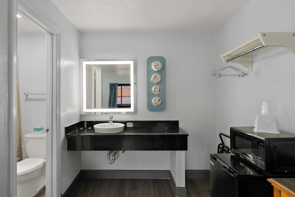 Americas Best Value Inn Bangor - photo 6