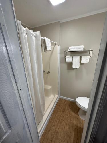Bea's Parkway Inn - photo 9
