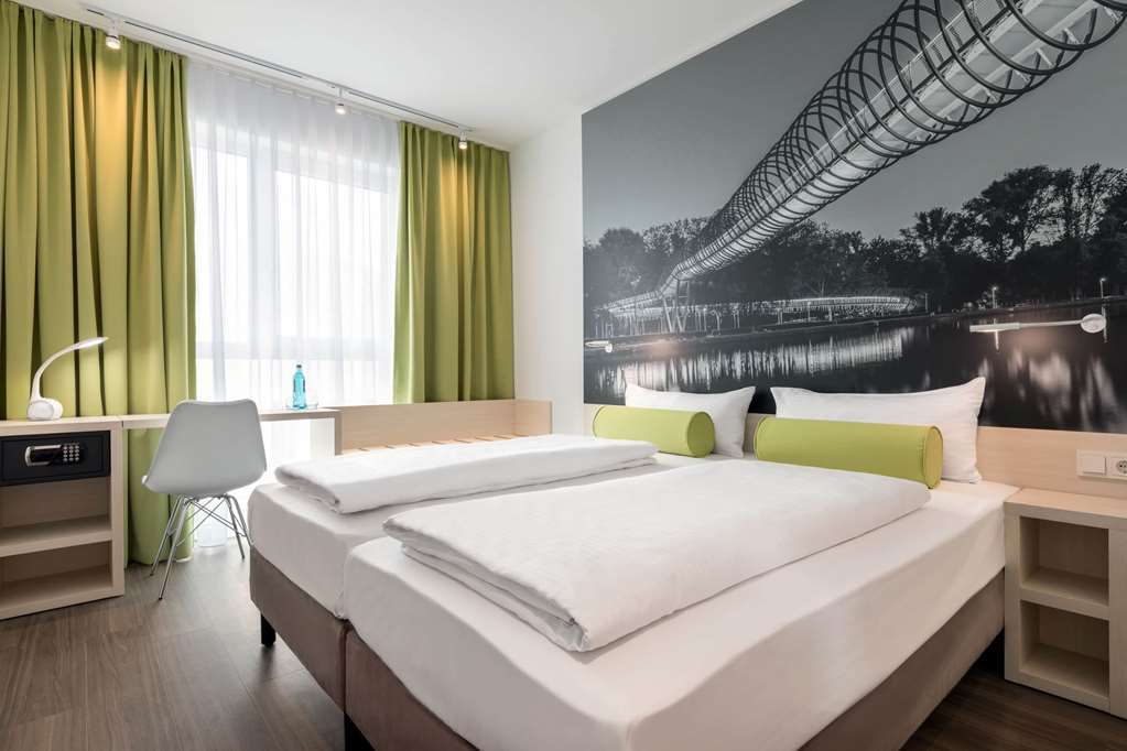 Super 8 by Wyndham Oberhausen am Centro - carbon neutral hotel in Oberhausen