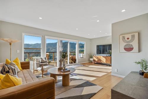 Marbella Lane Chic Abode W Mountain Skyline — Pacifica
