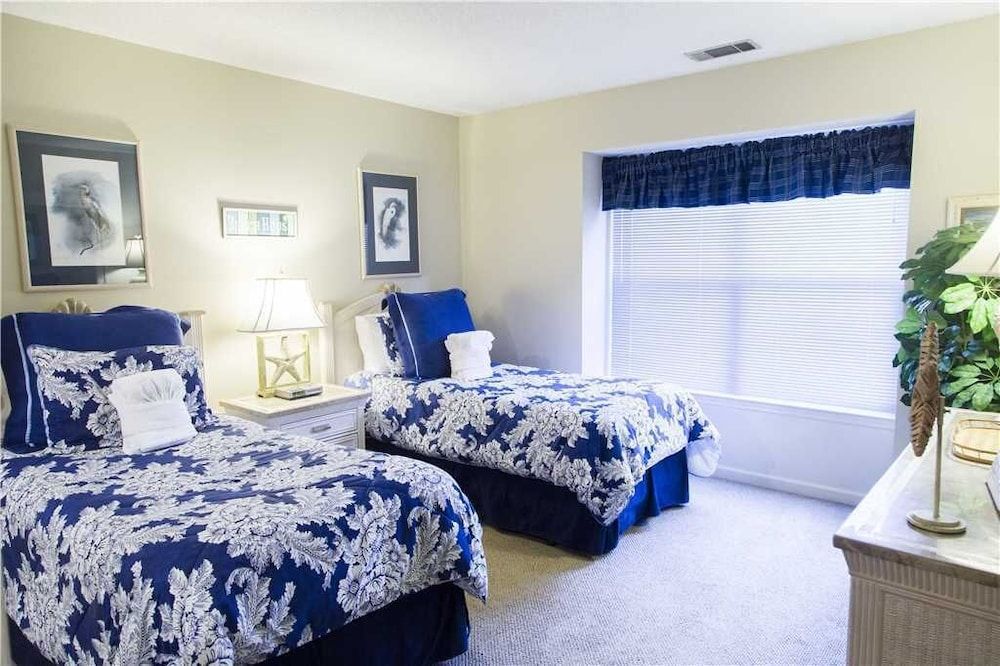 Updated Baths w Tile Showers King 2 Twins sleeps 4 Bikes & Beach Gear included - photo 18