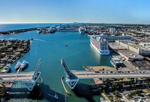 Comfy Condos at Middle River Apt 2 — 4-Star Luxury Hotel in Fort Lauderdale, United States