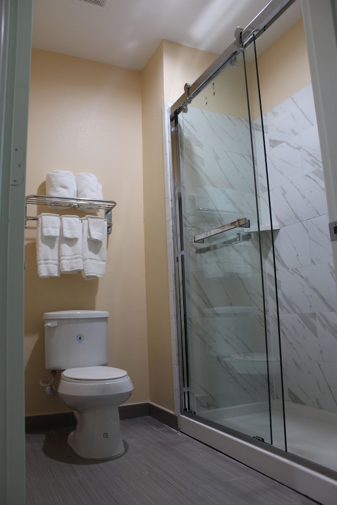 Express Inn & Suites Bush Airport - photo 13