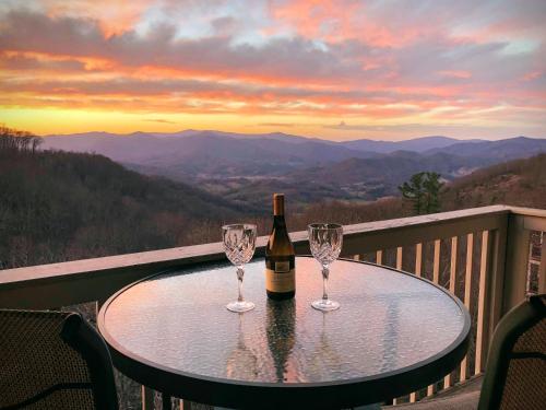 Blue Ridge Mountain Air Retreat with epic mountain views — hotel in Burnsville
