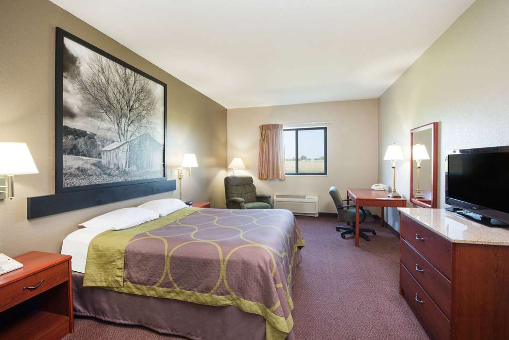 Super 8 by Wyndham Iola KS - photo 10