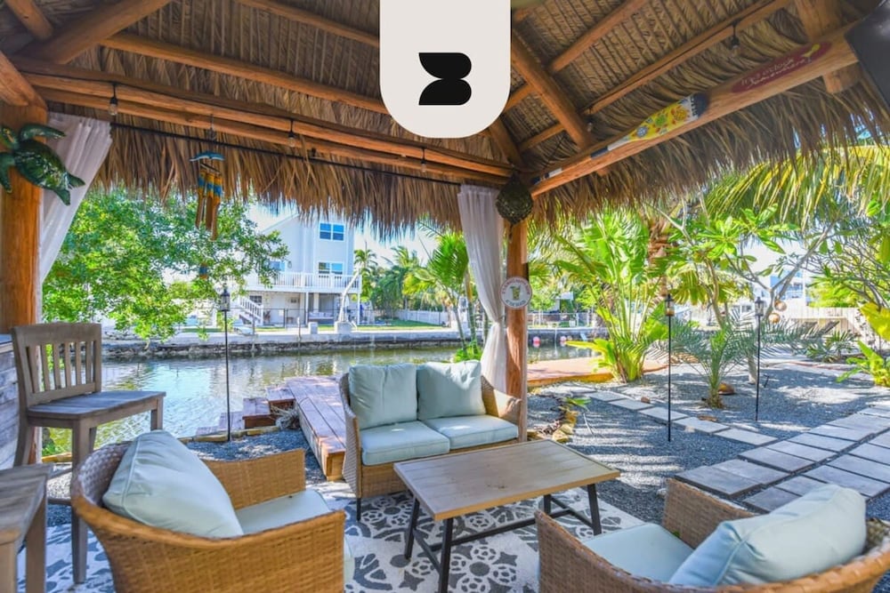 Loggerhead Lagoon Canalfront Tiki Hut Dock - carbon neutral hotel in Unknown City
