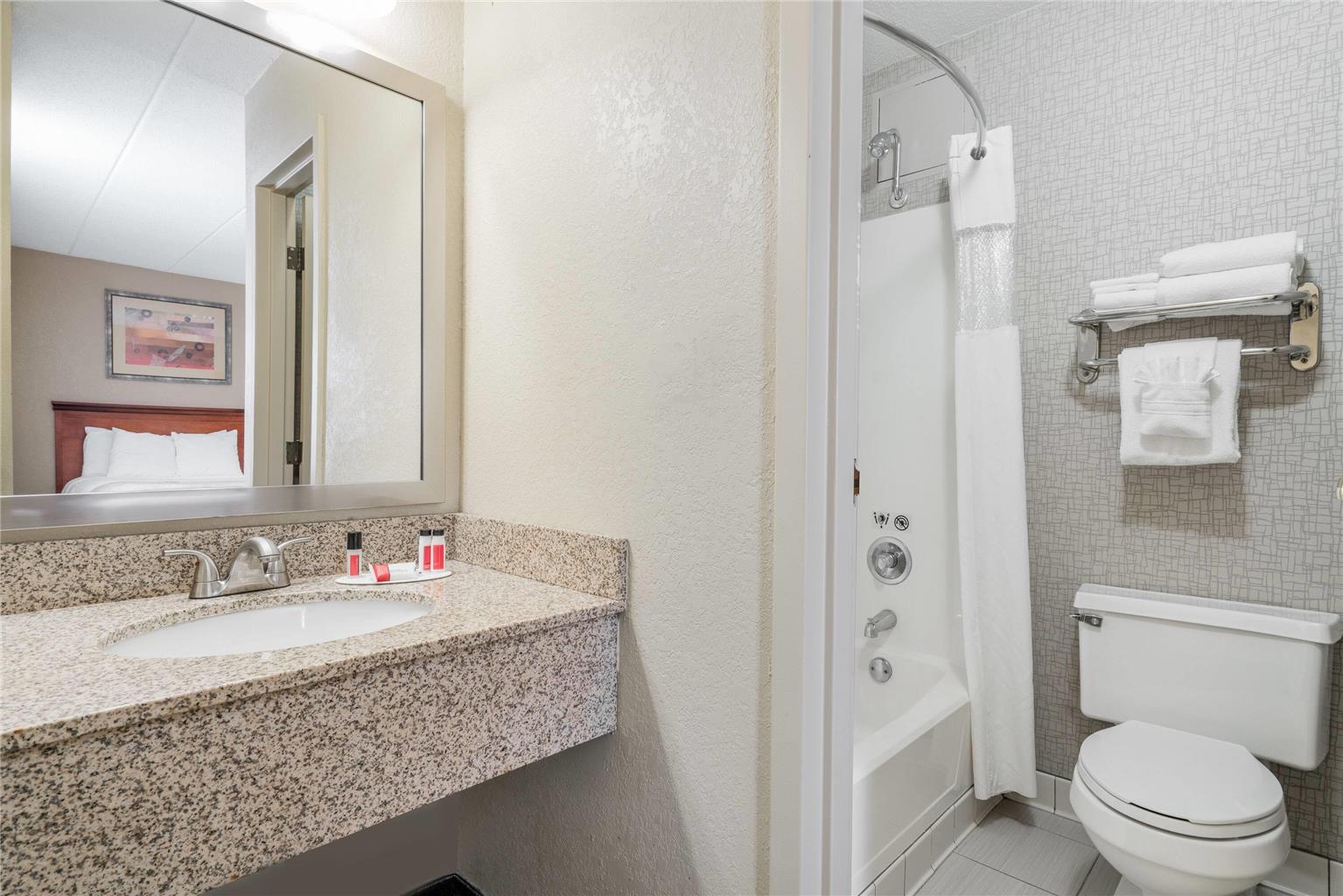 Days Hotel by Wyndham University Ave SE - photo 12