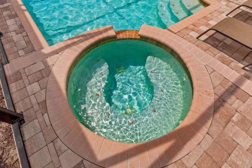 535 Villa Belvedere A Stunning Spacious 5 Bed Lake View Home with Pool and Spa — 4-Star Luxury Hotel in Davenport, United States