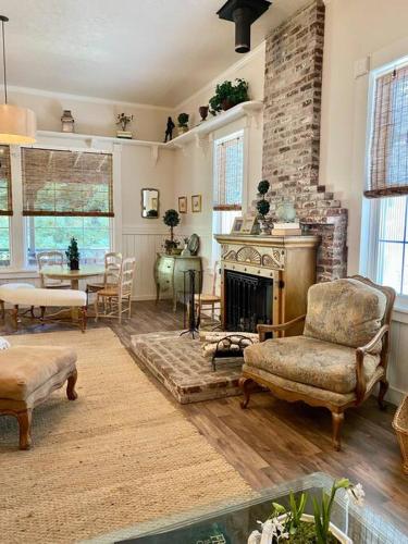 The Shopkeeper's Cottage CHIC — 4-Star Luxury Hotel in Dublin, United States