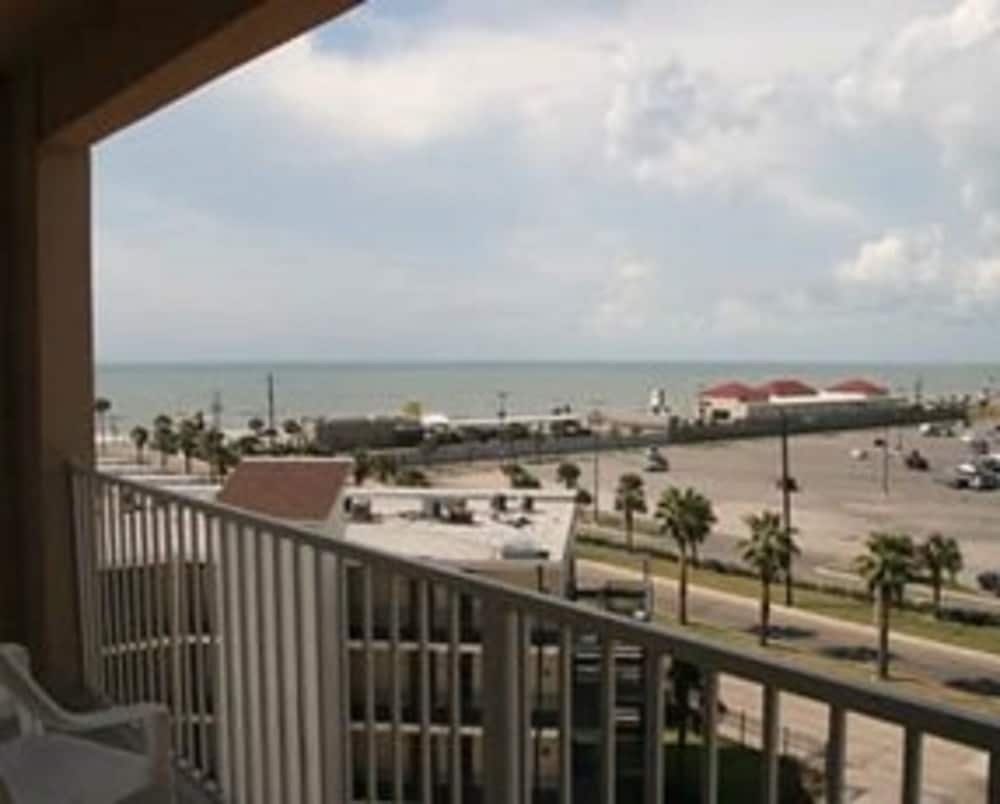 Hampton Inn & Suites Galveston - photo 4
