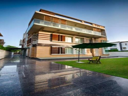 Stately Suites Nh8 Hotel