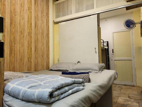 Near Andheri Airport AC Couple Friendly Small Cozy Room Budget Inn