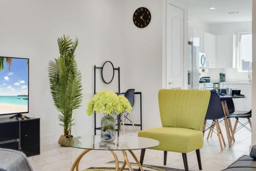 Metro Sky 2BR I Parking I King Bed I Workspace — 4-Star Luxury Hotel in Dallas, United States