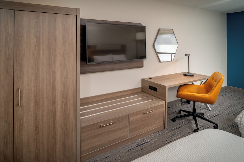 Holiday Inn Express and Suites Fairmont by IHG - photo 13