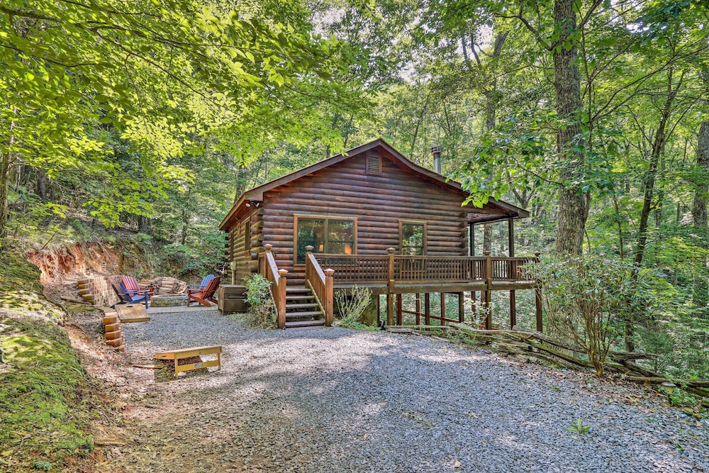 Bigfoots Hideout in Blue Ridge with Hot Tub in Blue Ridge, United States