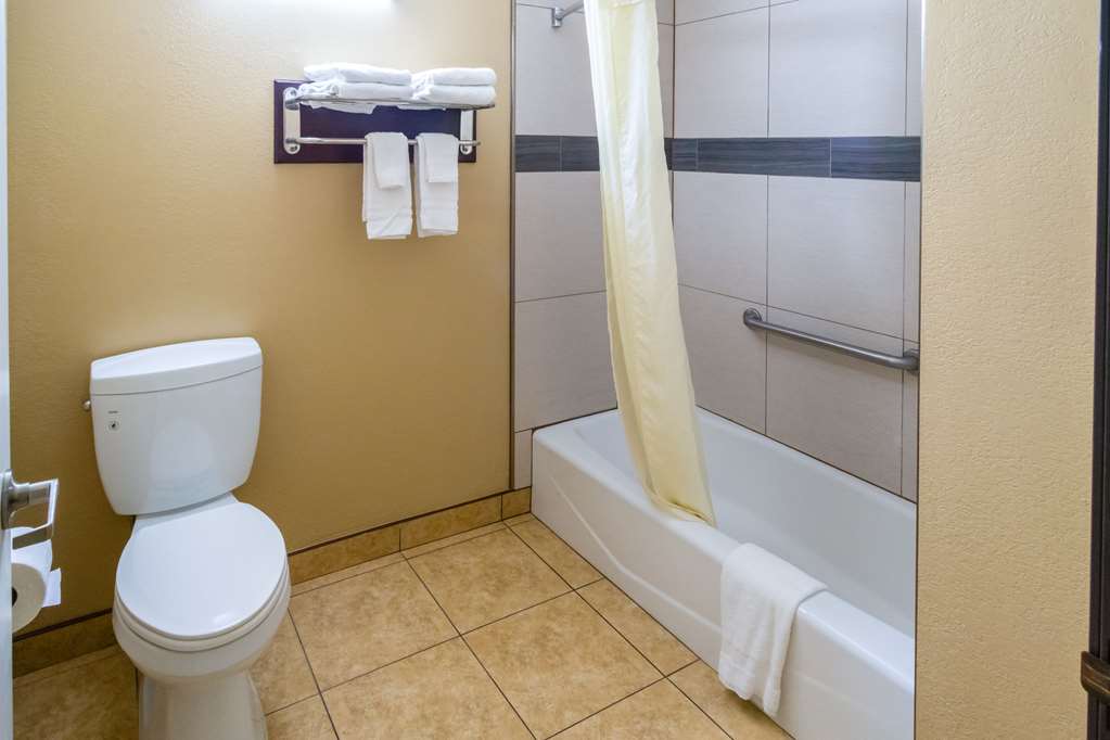 Econo Lodge Inn & Suites Fallbrook Downtown - photo 27