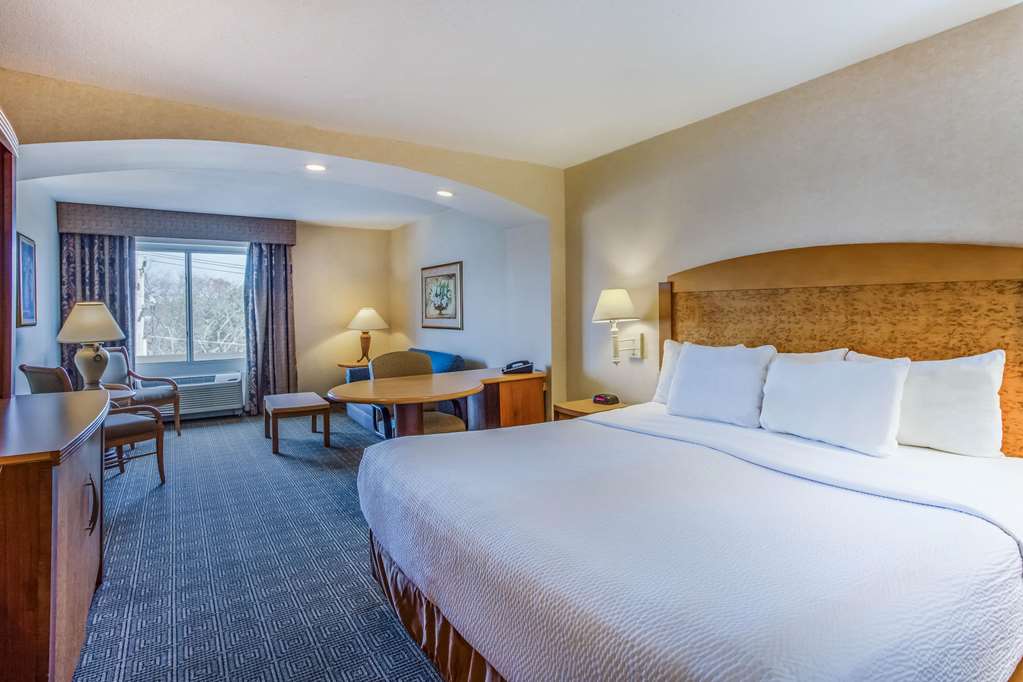 La Quinta Inn & Suites by Wyndham Islip MacArthur Airport - photo 19