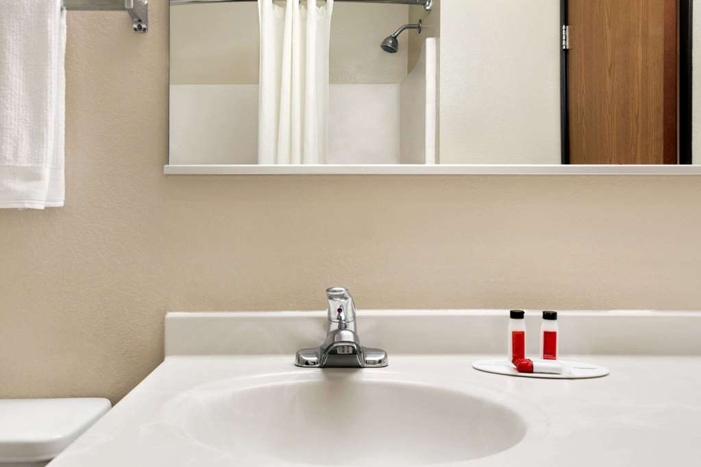 Super 8 by Wyndham Lincoln North - photo 21