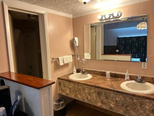 Redwood Arms Motel - photo 21