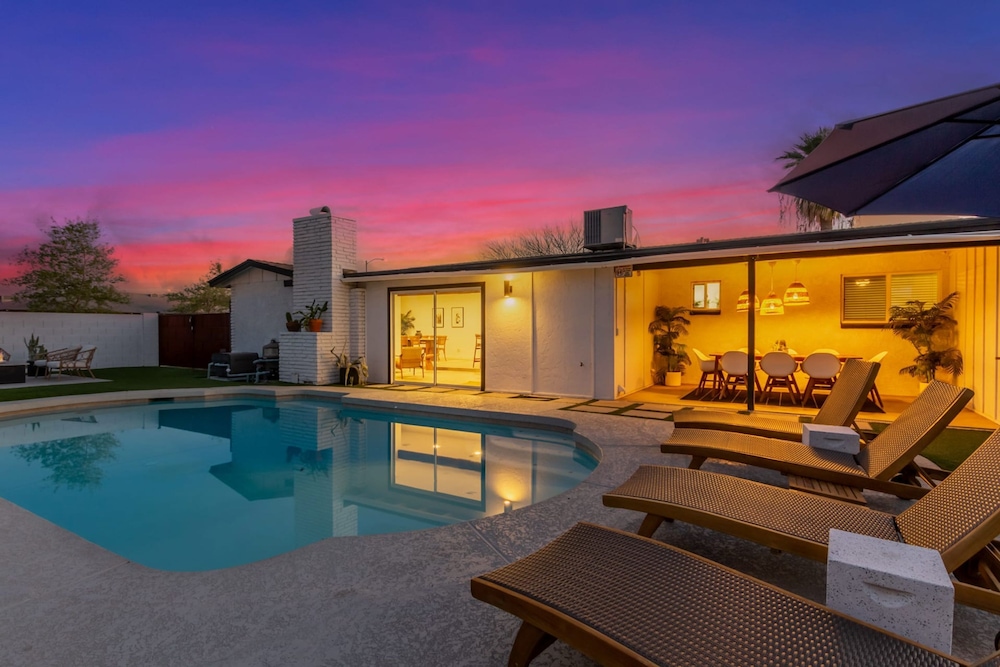 The Melrose ASU Pool Workspace Firepit - last minute hotel in Tempe