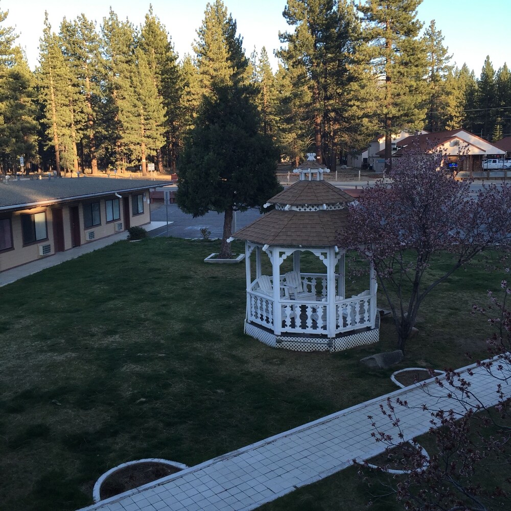 Econo Lodge - photo 24