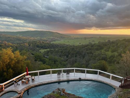 Breathtaking view of the Hills with HotTub Pool and Pool Table — 4-Star Luxury Hotel in El Dorado Hills, United States