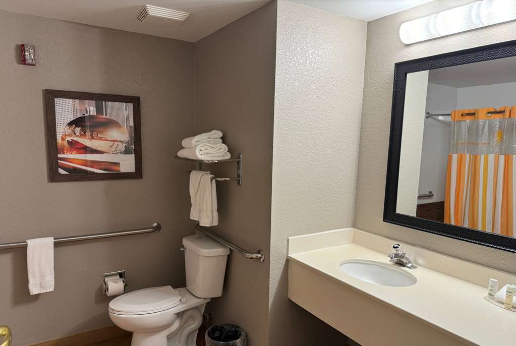 La Quinta Inn & Suites by Wyndham Bannockburn Deerfield - photo 23
