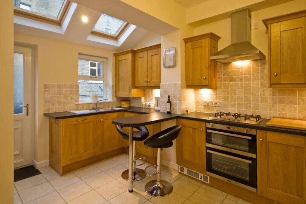 Sleeps 5 3 Bedrooms walk to the square hosted Happy Valley cast in Hebden Bridge, United Kingdom