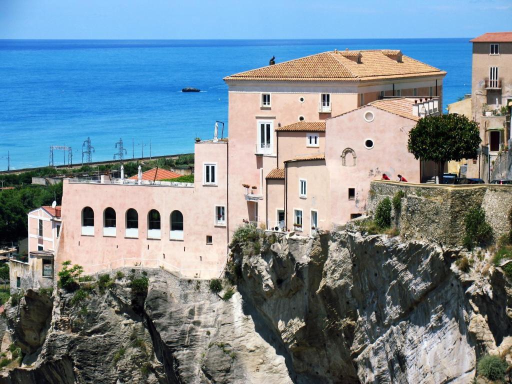 Hotel Ristorante Le Clarisse — hotel in Amantea