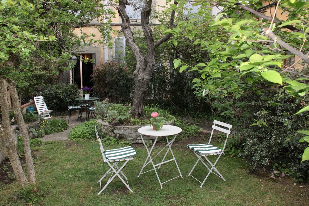 Domus Giorgio Authentic 1600's apt with Stunning Garden and Rooftop — 4-Star Luxury Hotel in Florence, Italy
