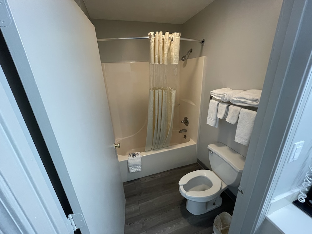 Embassy Inn - photo 15