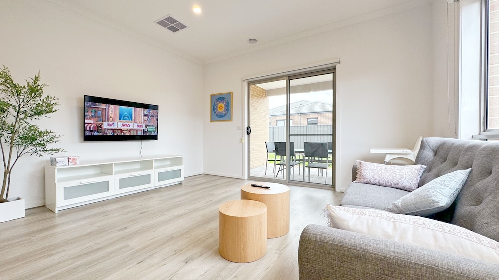 Tarneit Holiday Home — 4-Star Luxury Hotel in Tarneit, Australia