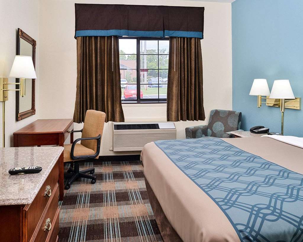 Econo Lodge Inn & Suites Shelbyville - photo 13