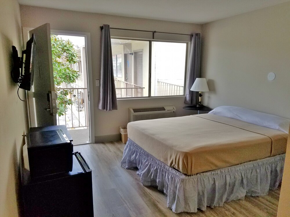 Merit Inn & Suites - photo 3