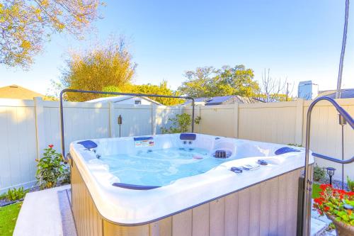 Snook Haven Hot Tub Pool Minigolf Dog Space — 4-Star Luxury Hotel in Largo, United States