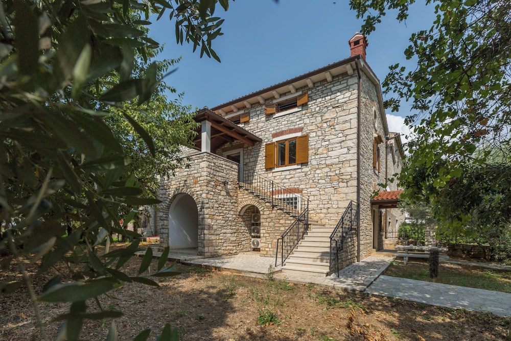 Holiday House Anna — 4-Star Luxury Hotel in Tar, Croatia