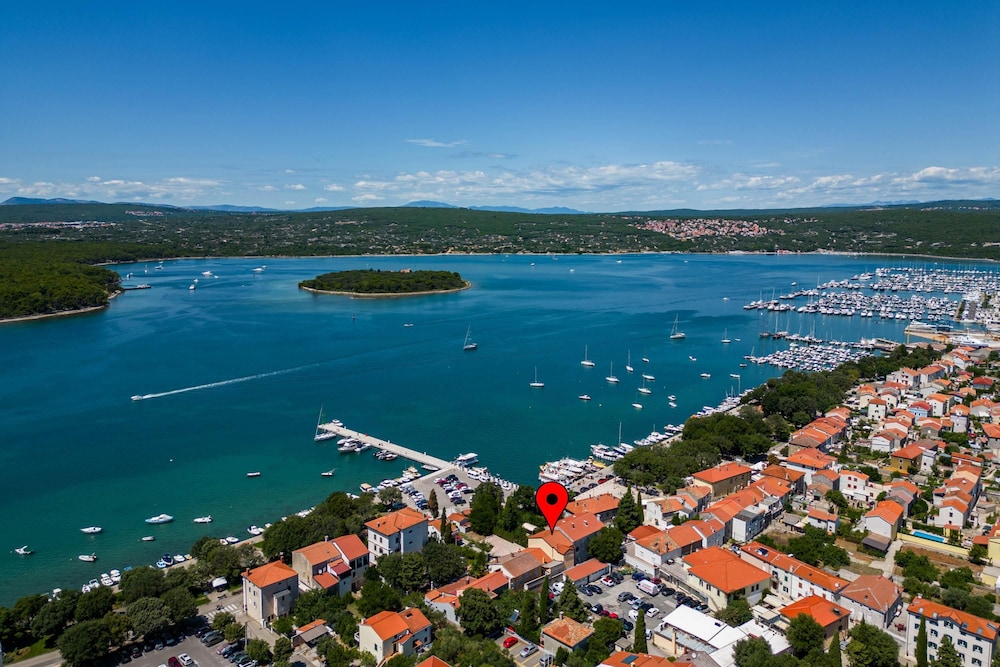 Seafront Apartment Nana 1 and 2 Happy Rentals — 4-Star Luxury Hotel in Punat, Croatia