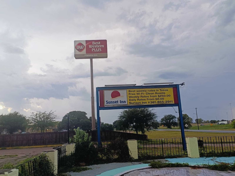 Grumpys Motor Inn Flatonia - photo 30