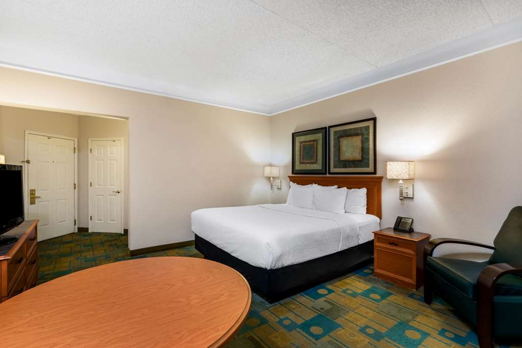 La Quinta Inn & Suites by Wyndham Phoenix West Peoria - photo 11