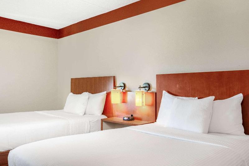 La Quinta Inn & Suites Miami Cutler Ridge - photo 12