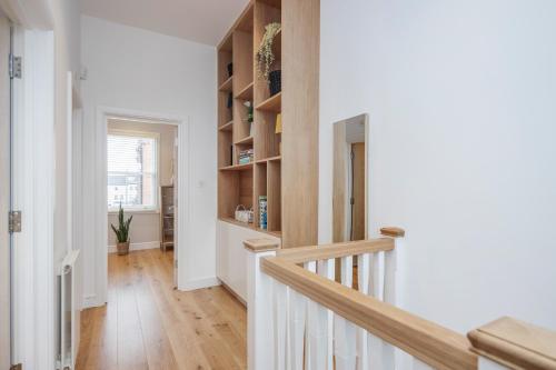 Beautiful 2 bedrooms split level Fulham Apartment — 4-Star Luxury Hotel in London, United Kingdom