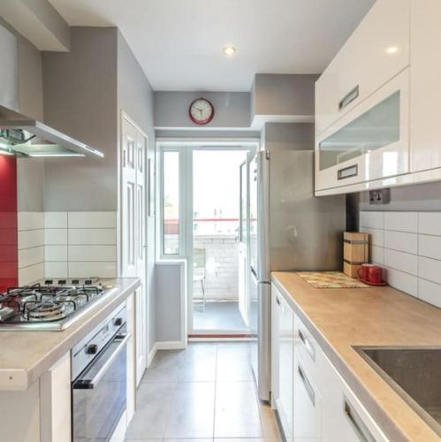 Top Floor 1 Bedroom Apartment with views over London — 4-Star Luxury Hotel in London, United Kingdom