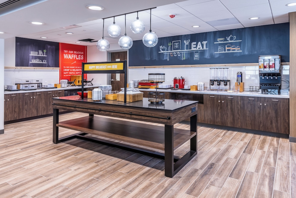 Hampton Inn & Suites by Hilton Bakersfield Central - photo 45