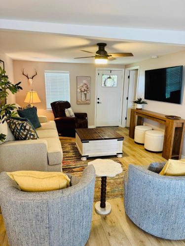 Charming & Luxe Cottage 3 BR 2 BA — 4-Star Luxury Hotel in Nederland, United States
