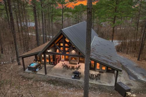NEW Prime Cabin Chateau Hot Tub Firepit Sleeps 6 — 4-Star Luxury Hotel in Broken Bow, United States