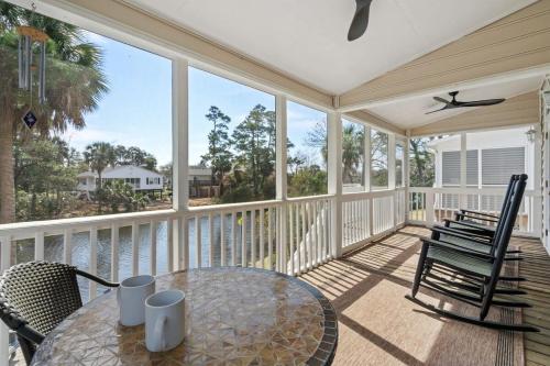 Surfside Beach Beach House Getaway — 4-Star Luxury Hotel in Myrtle Beach, United States